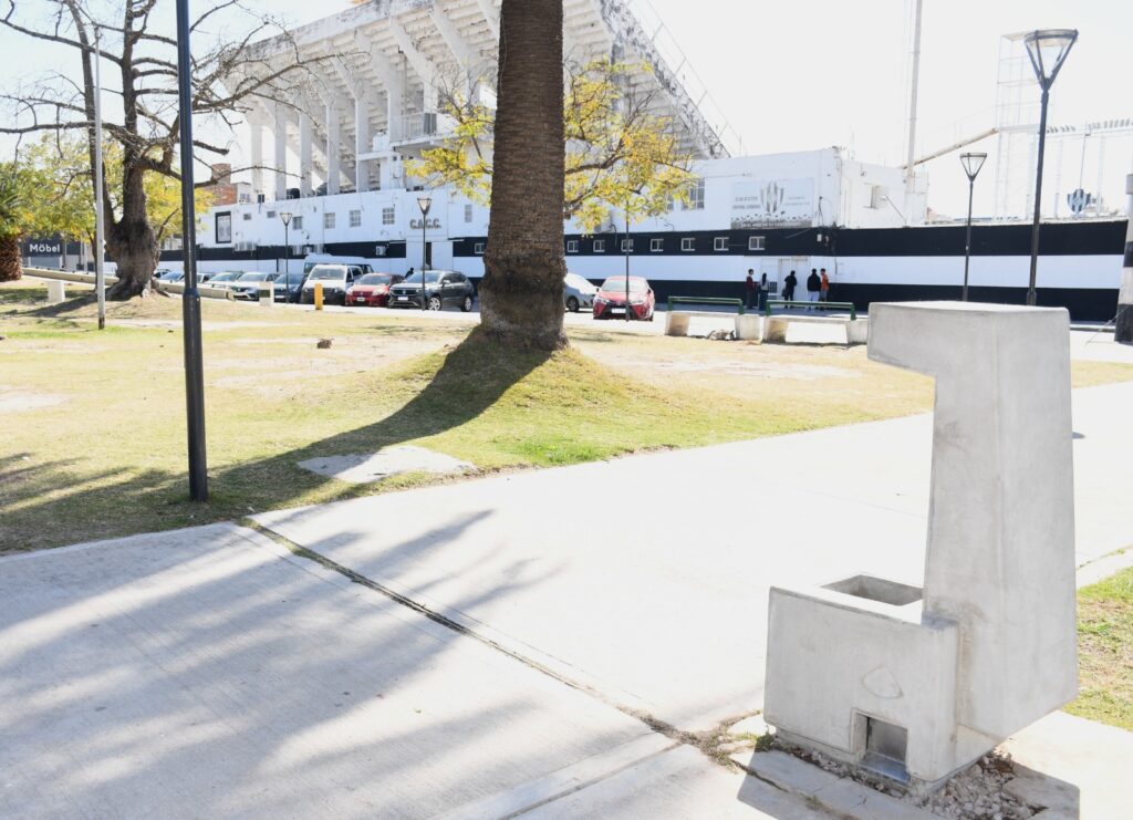 Colocan nuevos modelos de bebederos en plazas y en el parque Aguirre