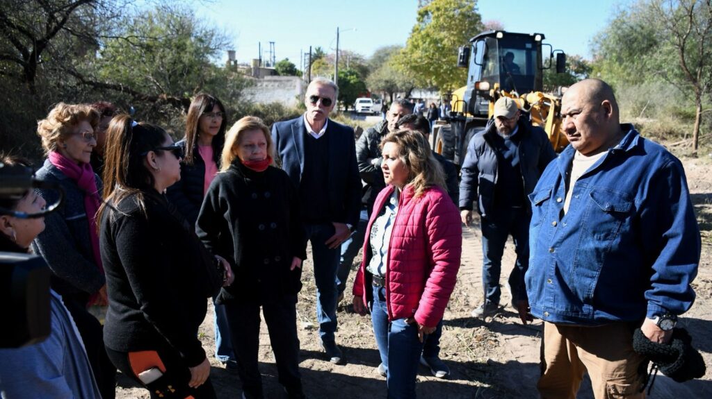 Fuentes supervisó la apertura de un tramo de la calle Grecia en el barrio Los Inmigrantes