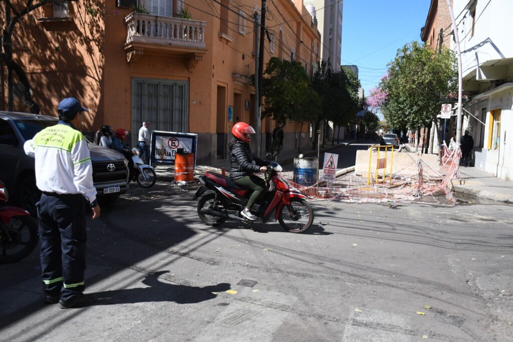 Continúan los trabajos de reparación de la red cloacal en calle Independencia y Urquiza