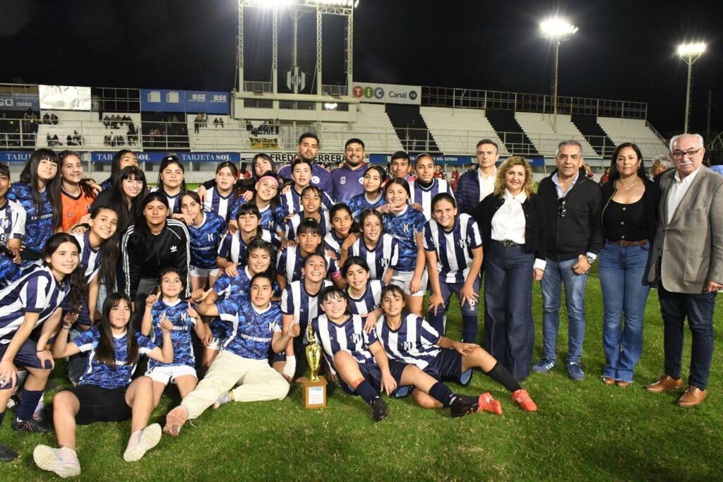 Fuentes entregó premios a los equipos ganadores del torneo de Fútbol Femenino copa Santiago Ciudad Fuentes entregó premios a los equipos ganadores del torneo de Fútbol Femenino copa Santiago Ciudad