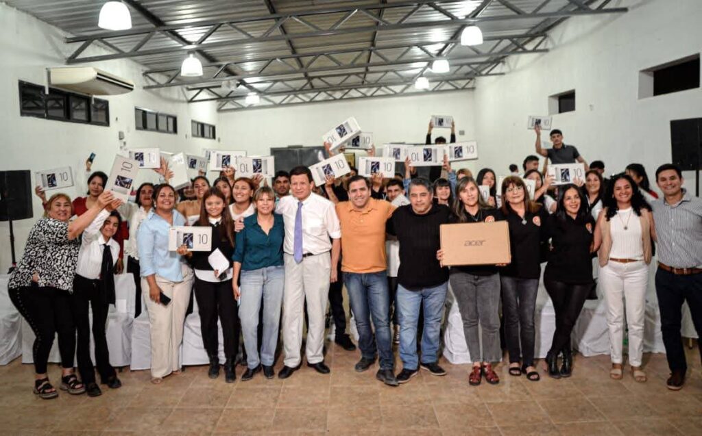 El intendente Ruiz entregó tablets a más de 40 alumnos del Cens N° 5 de Clodomira