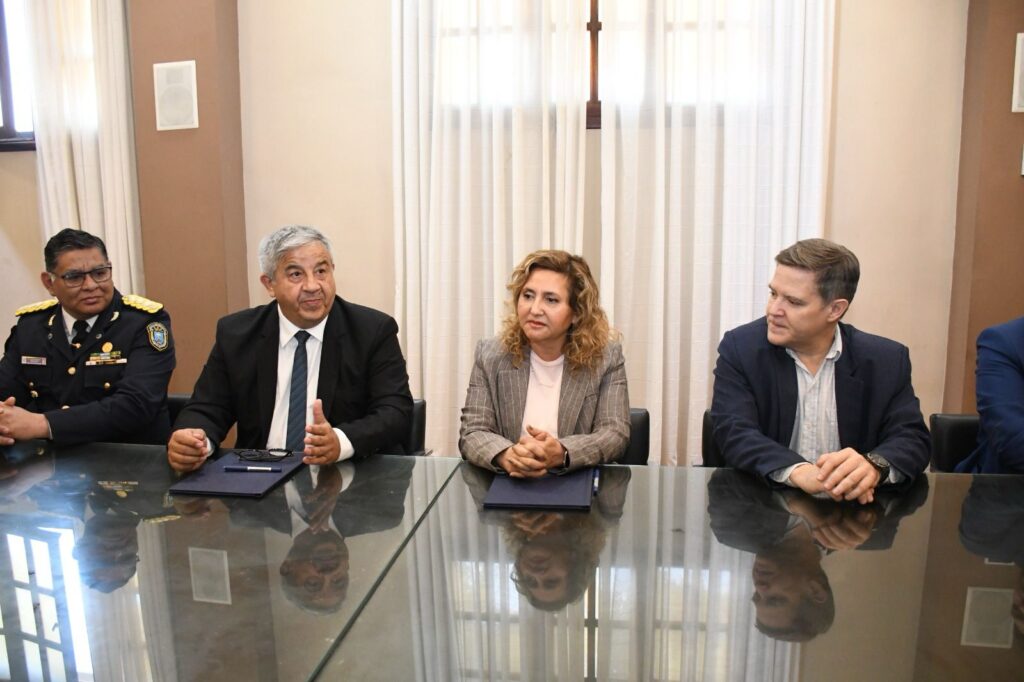 Capital: Firman un convenio para crear la primera osteoteca con fines científicos
