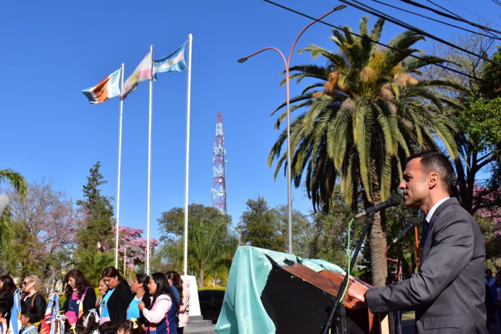 Fernández: Con un emotivo acto conmemoran el día del maestro
