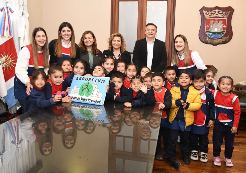 Fuentes recibió a alumnos de un jardín de infantes que crearon un proyecto ambiental 