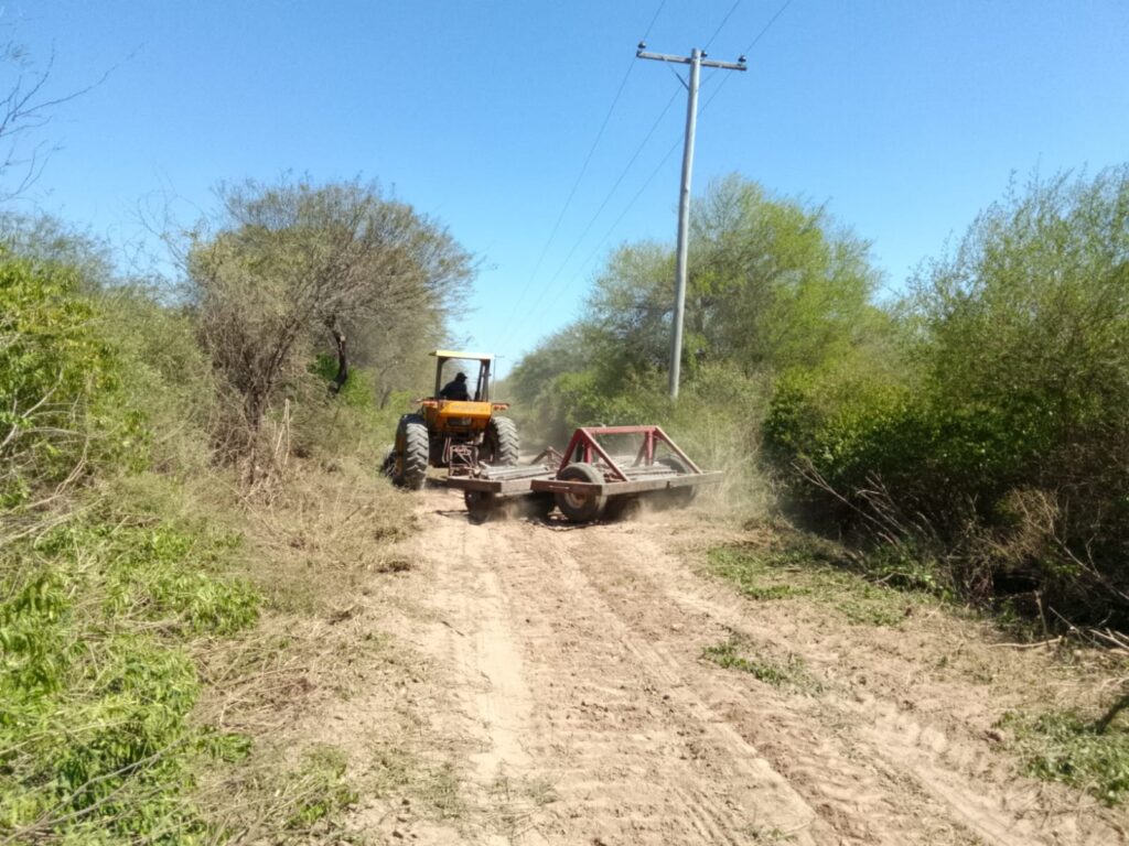 Realizan un operativo de limpieza y acondicionan el camino vecinal de Barrialito