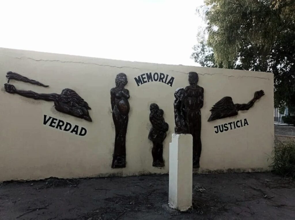 Convocan a participar en la renovación colectiva del “Espacio Mural de la Memoria” Convocan a participar en la renovación colectiva del “Espacio Mural de la Memoria”