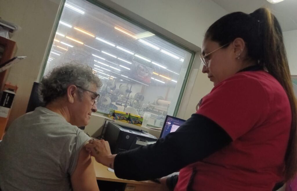 Continúa la campaña de inmunización al personal de empresas privadas