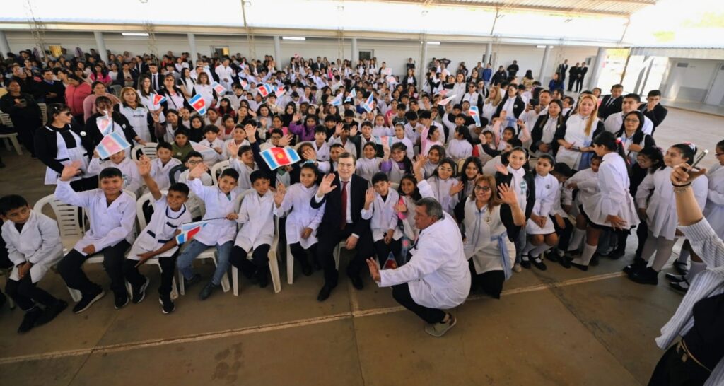 Zamora inauguró el renovado edificio de la Escuela n° 913 de Campo Gallo y entregó viviendas sociales a 12 familias