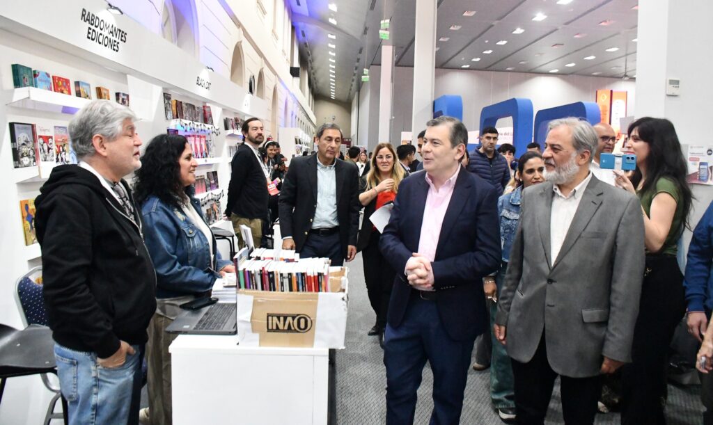 El gobernador Zamora recorrió la Feria del Libro en el Fórum