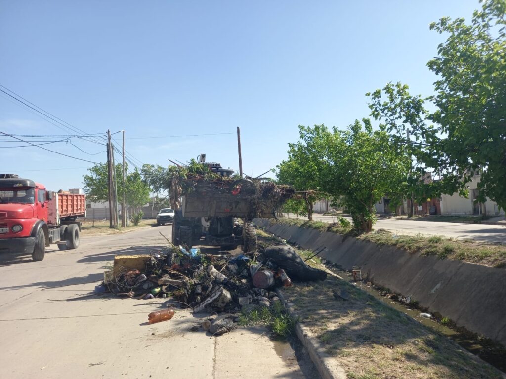 Retiran toneladas de residuos de un desagüe pluvial del barrio Siglo XXI Retiran toneladas de residuos de un desagüe pluvial del barrio Siglo XXI