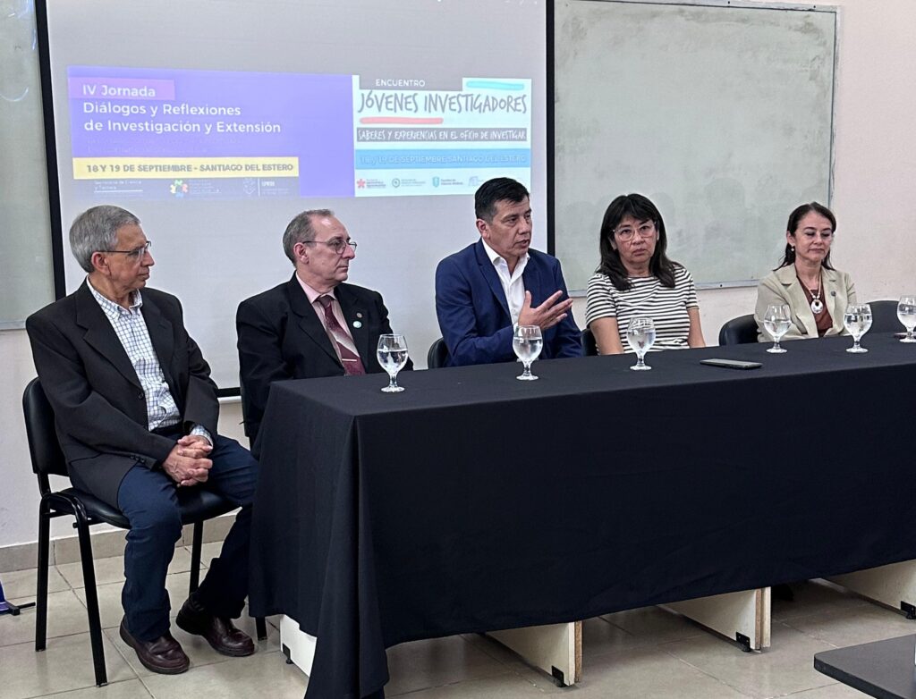 La UNSE expone la producción científica de sus investigadores en la Facultad de Humanidades