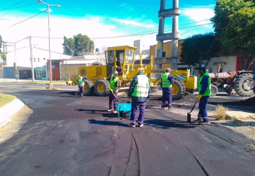 Trabajan en el mantenimiento de la calzada en Av. Belgrano y Solís