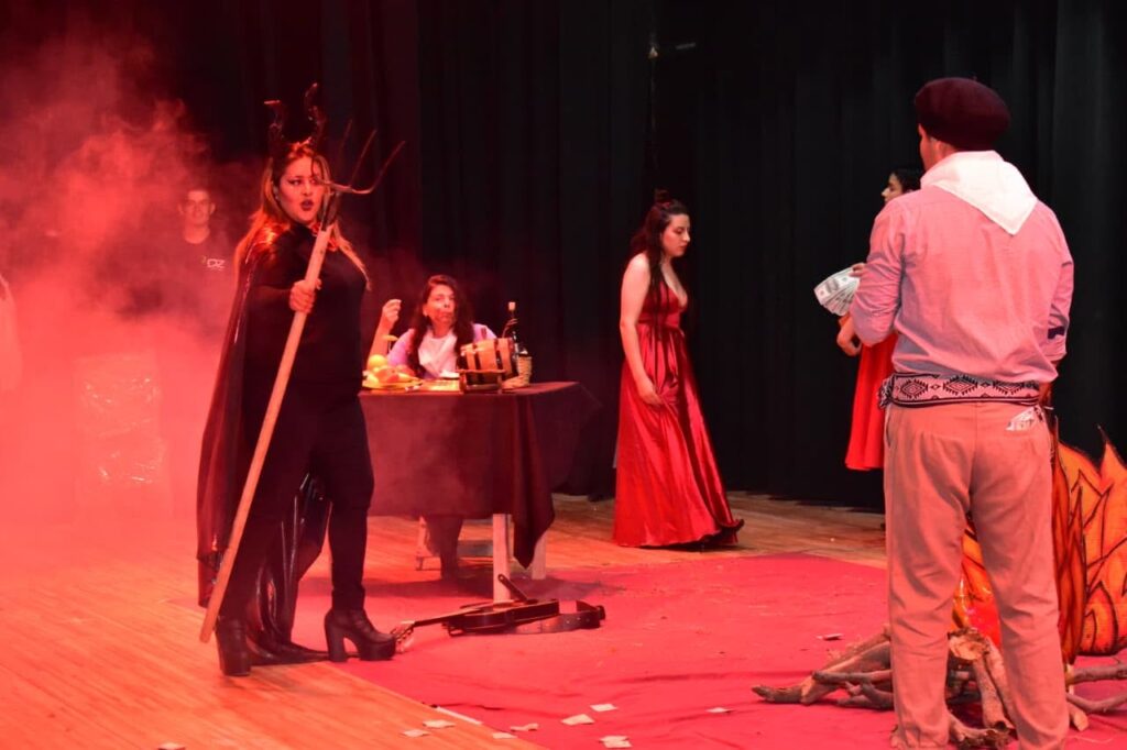 Fernández: Presentan la obraTeatral “Murmullo Salamanquero” en el Centro Cultural Sixto Palavecino Fernández: Presentan la obraTeatral “Murmullo Salamanquero” en el Centro Cultural Sixto Palavecino