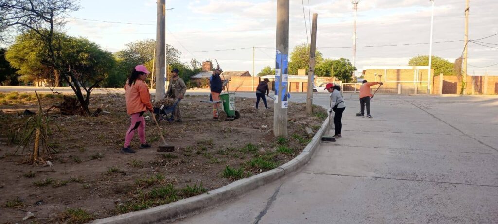 Trabajos de acondicionamiento en los barrios Misqui Mayu, San Carlos y Parque Industrial de La Banda Trabajos de acondicionamiento en los barrios Misqui Mayu, San Carlos y Parque Industrial de La Banda