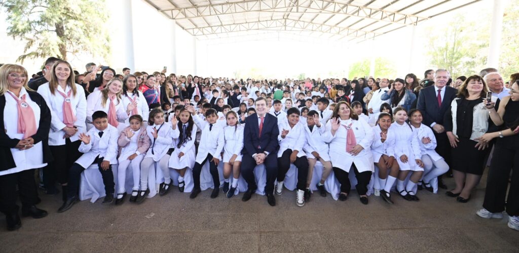 Zamora inauguró obras en la Escuela N° 59 de Beltrán, una nueva terminal de ómnibus y entregó viviendas sociales Zamora inauguró obras en la Escuela N° 59 de Beltrán, una nueva terminal de ómnibus y entregó viviendas sociales