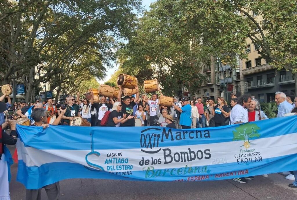 Desde el patio de “El Indio” a Europa: Barcelona latió al ritmo de los bombos santiagueños