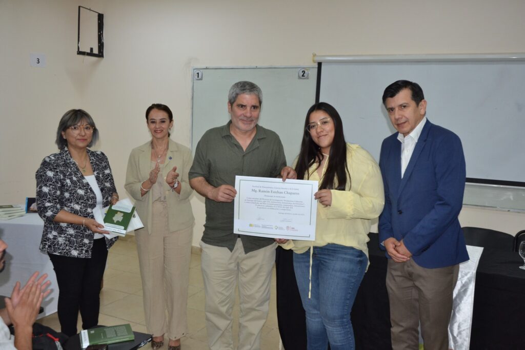 Emotiva presentación de libro y homenaje alprofesor Ramón Chaparro en Humanidades