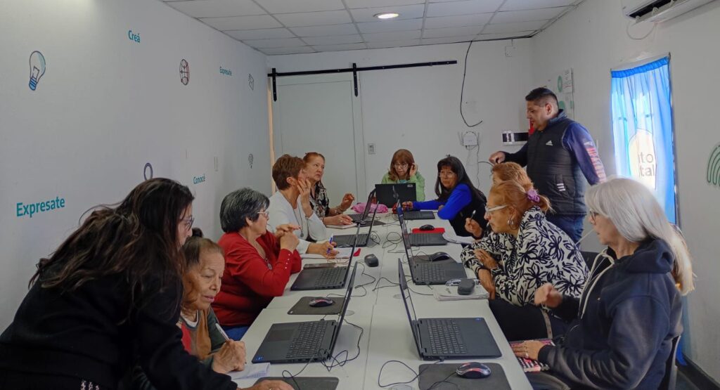 La Banda inició la segunda etapa de las clases gratuitas de tecnología para personas mayores
