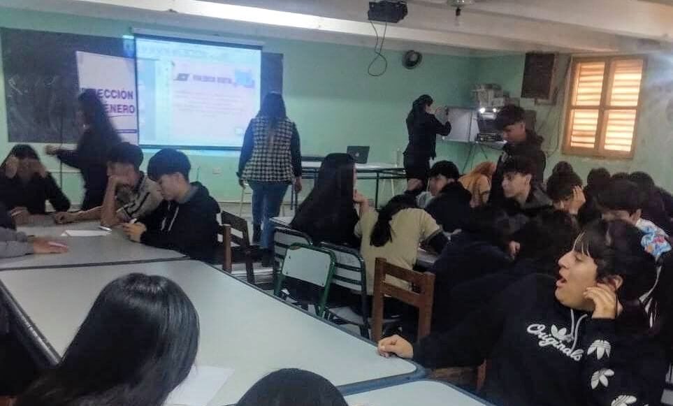 “Amor en tiempos de like”, charla en el Colegio Jesús el Maestro “Amor en tiempos de like”, charla en el Colegio Jesús el Maestro