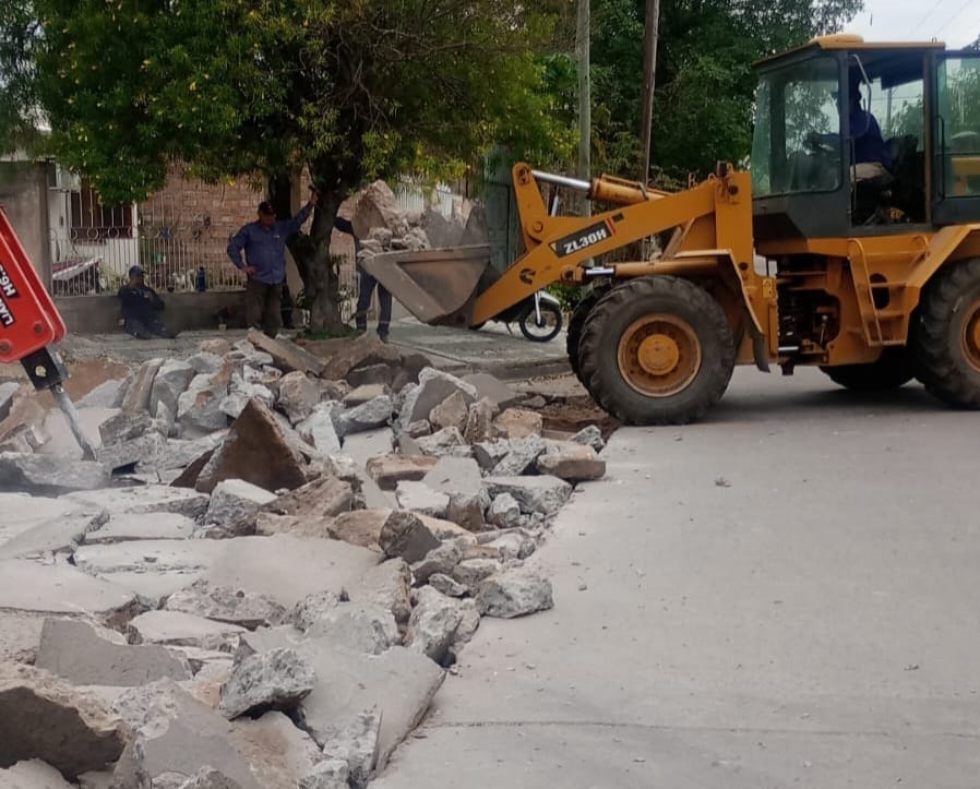 Realizan  tareas de bacheo en Av. Colón sur y en el barrio Borges