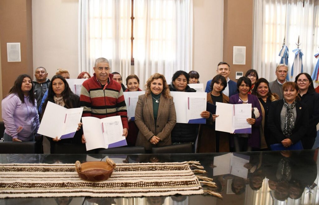 Fuentes entregó escrituras a vecinos para regularizar la situación de sus inmuebles