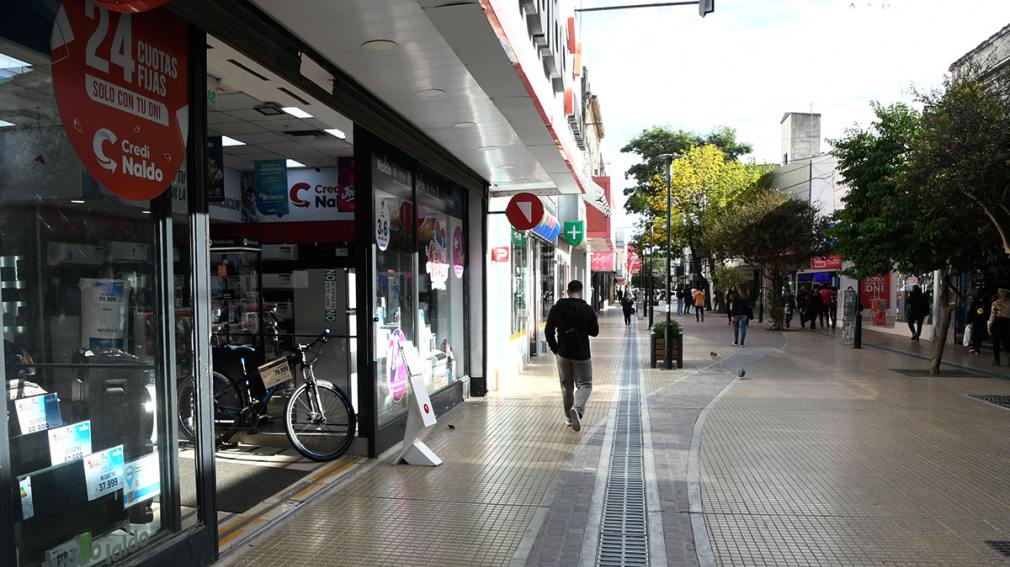 Comercio en alerta: caída del consumo, retiros voluntarios y avance del comercio digital