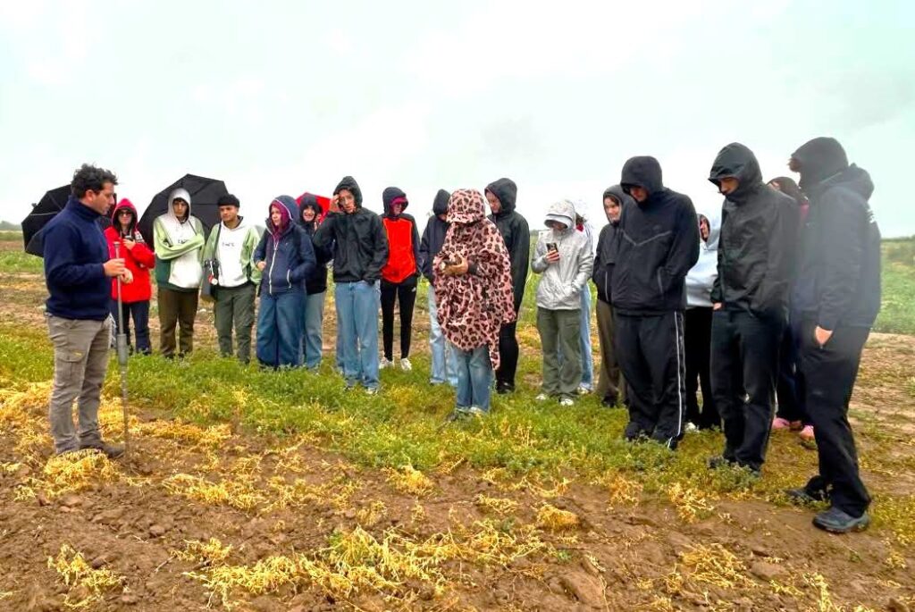 Delegación de liceo agrícola francés visitó el Campo Experimental del INTA