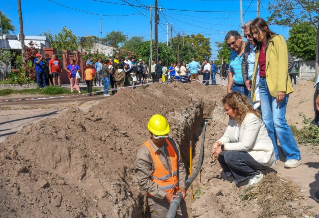 Fuentes supervisó la obra de extensión de la red de agua potable del barrio Reconquista Fuentes supervisó la obra de extensión de la red de agua potable del barrio Reconquista
