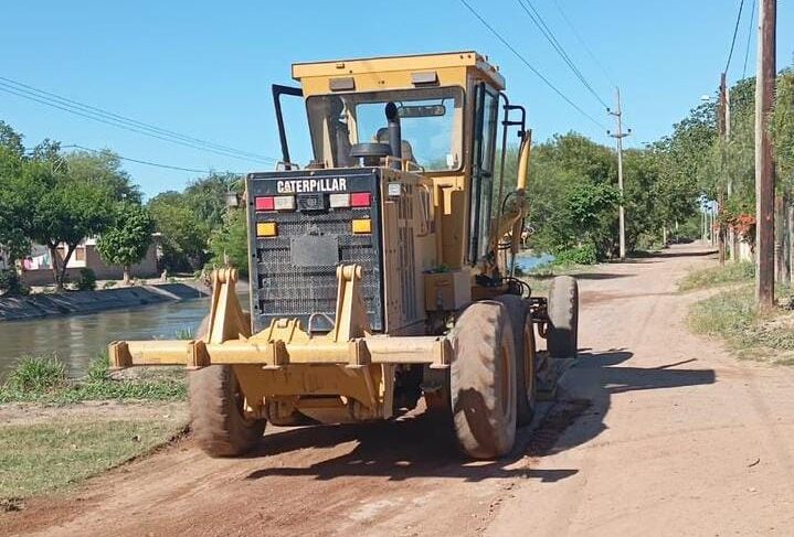 Continúan los trabajos de nivelado y perfilado en distintos sectores de la ciudad de La Banda
