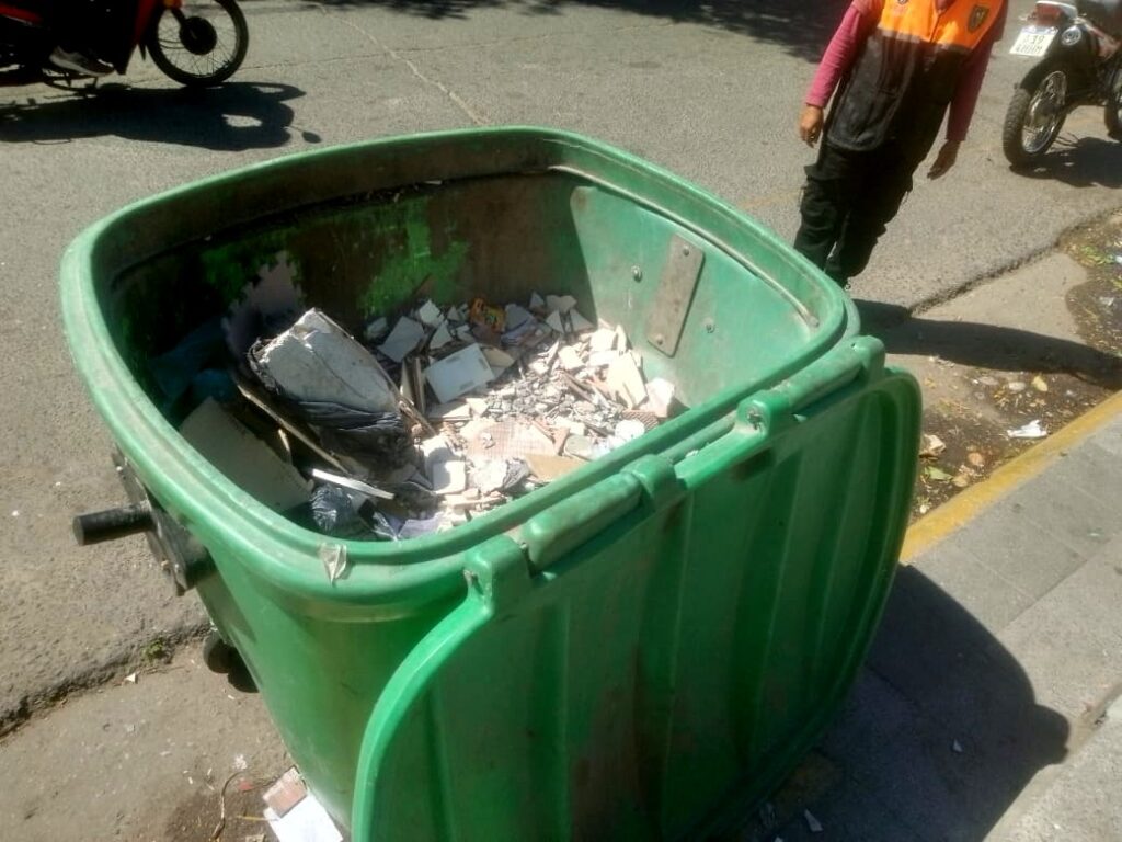 Advierten a los vecinos realizar un uso responsable de los contenedores de residuos