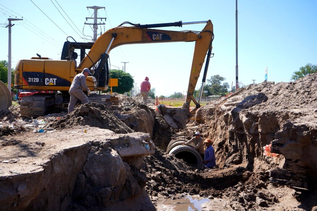 Refuerzan trabajos de entubado y recuperación del desagüe en calle Rebotaro