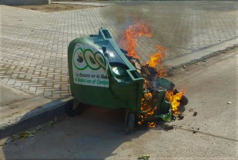 Repudian la quema de contenedor de residuos en La Banda Repudian la quema de contenedor de residuos en La Banda