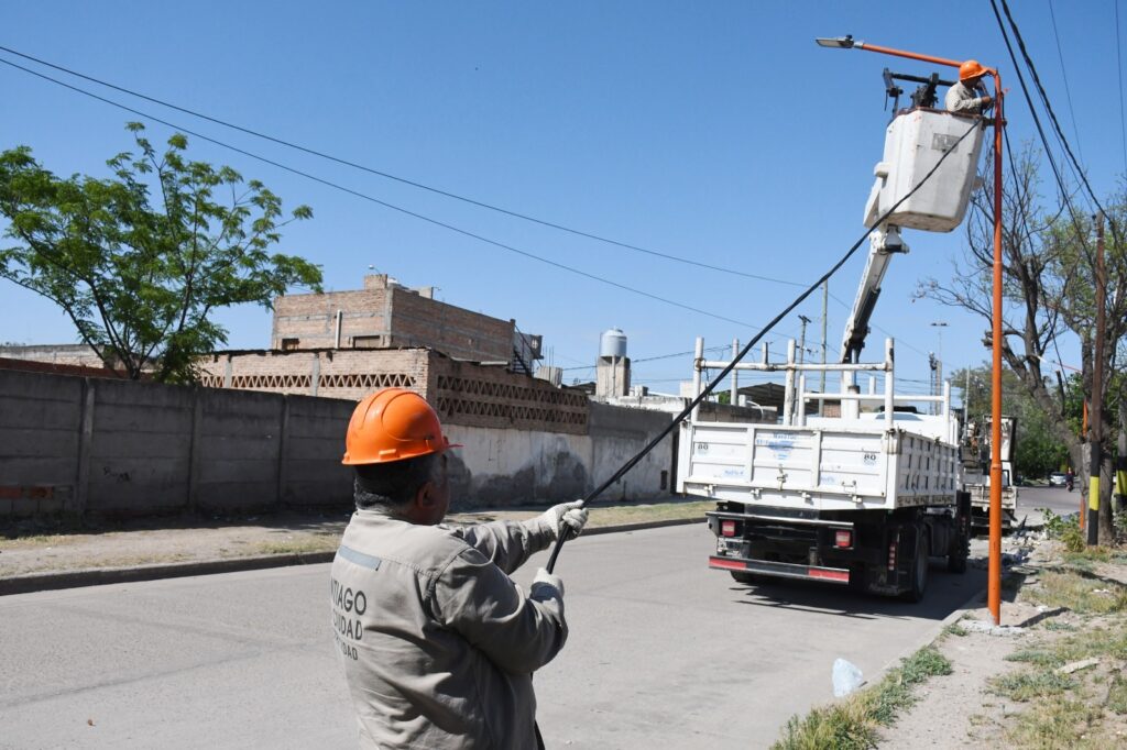 Realizan mejoras del alumbrado en el barrio Cáceres