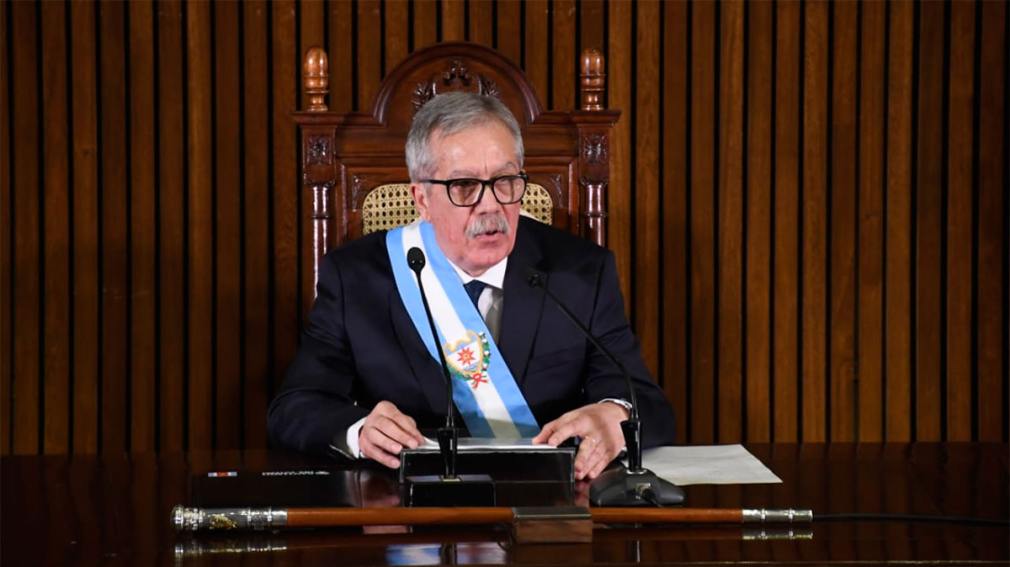 El gobernador Elías Suárez firmó un decreto para reforzar el control del gasto administrativo