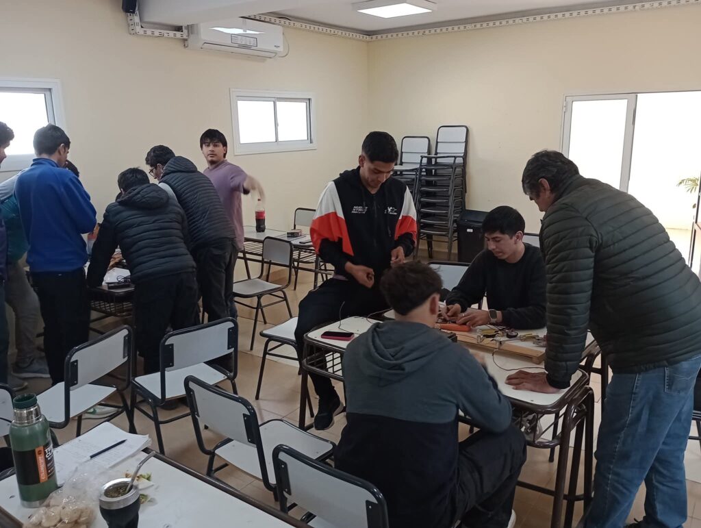 Nueva Esperanza: Finalizó el Curso de Electrónica y Electricidad del Automotor