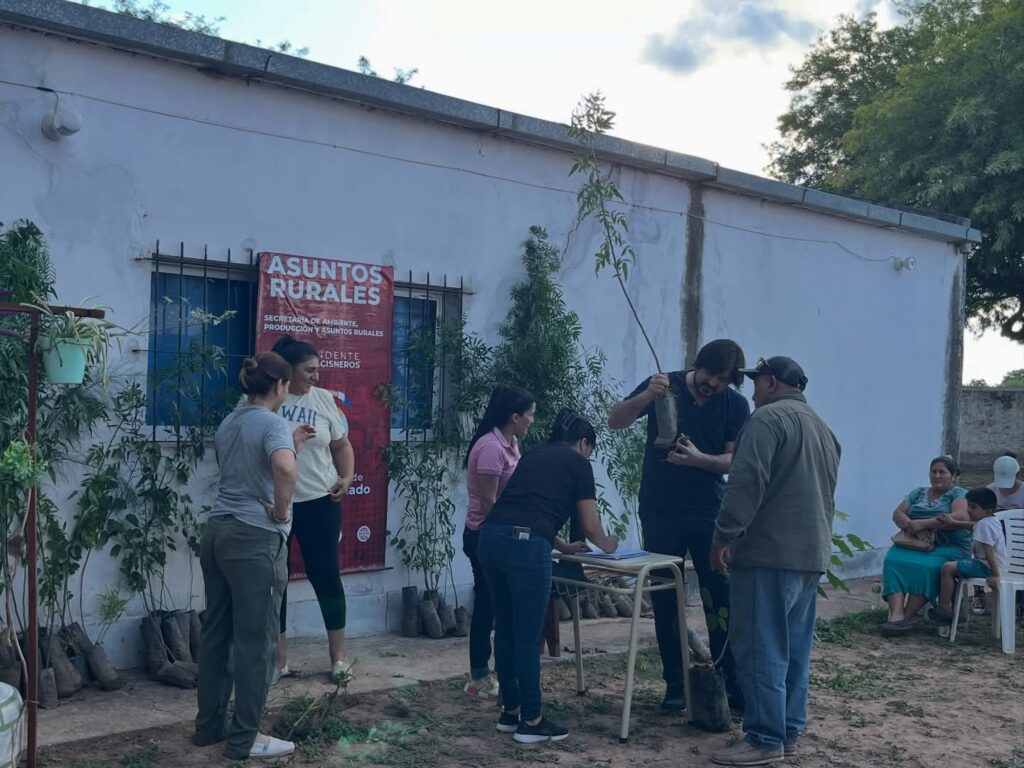 Monte Quemado impulsa el arbolado urbano con la campaña “Un árbol para mi vereda”