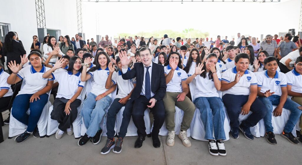 Zamora inauguró el edificio del Agrupamiento Educativo N° 86.001, una renovada posta sanitaria y entregó una vivienda social