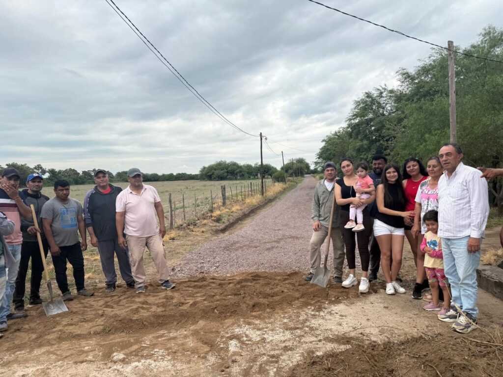 La comunidad de Santa Elena celebra la reconstrucción del puente y el enripiado del camino