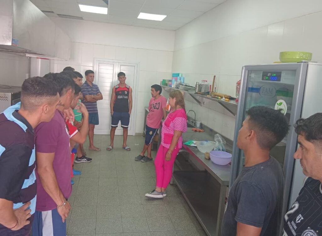 Dictaron un taller de nutrición para jóvenes en los barrios Villa Elena y Avenida