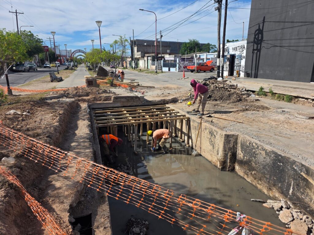 Trabajan en la reparación de un sector del desagüe pluvial de avenida Colón