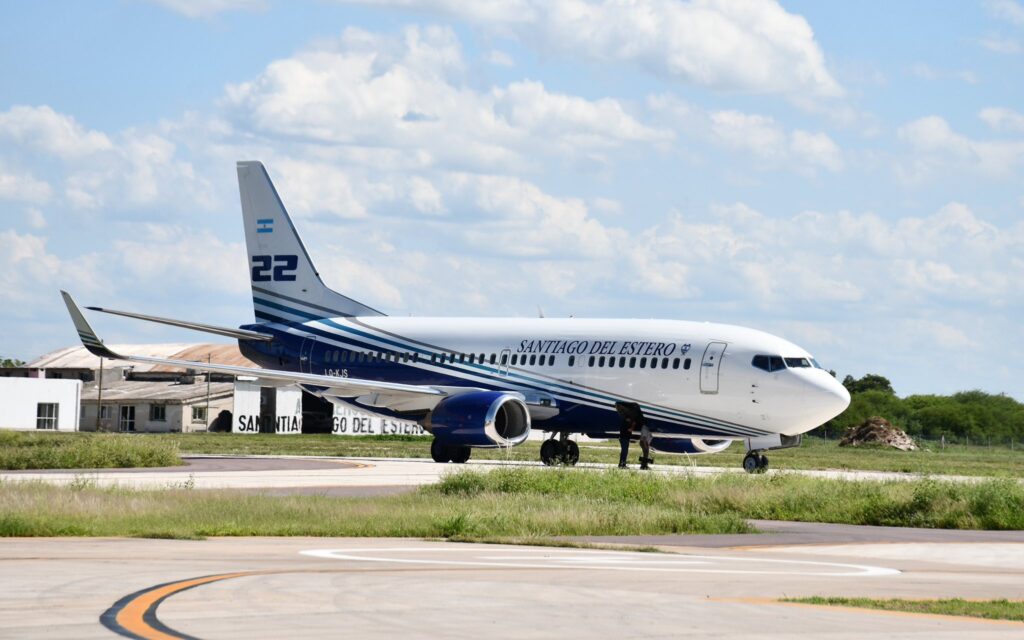 Regresó a Santiago el avión hidrante que combatió los incendios forestales en Chubut