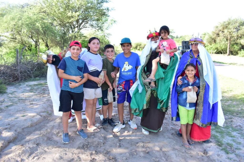 Niños de comunidades rurales cercanas a Fernández reciben con alegría y entusiasmo a los Reyes Magos