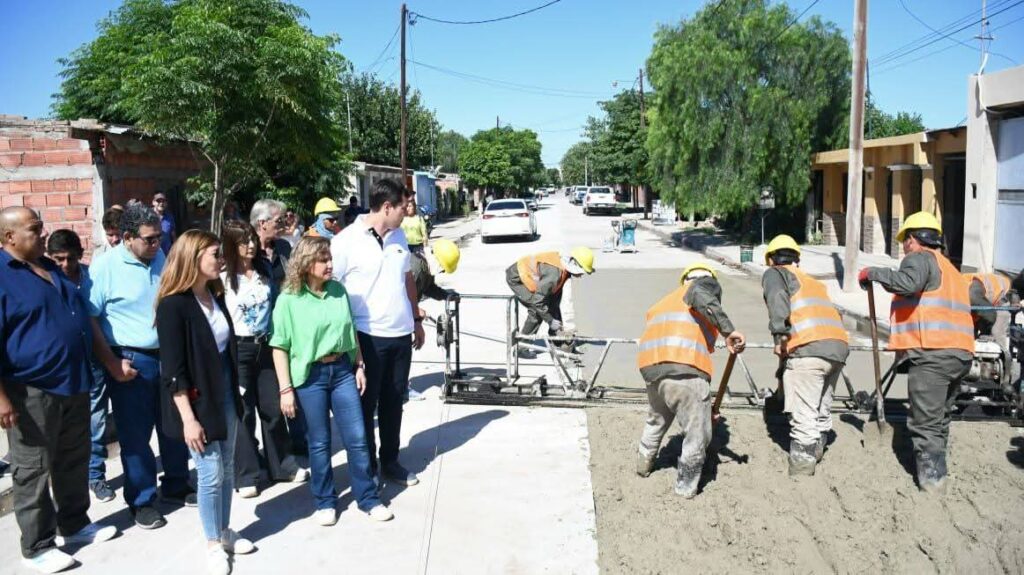 Fuentes supervisó el avance de la pavimentación de 25 cuadras en el barrio La Católica