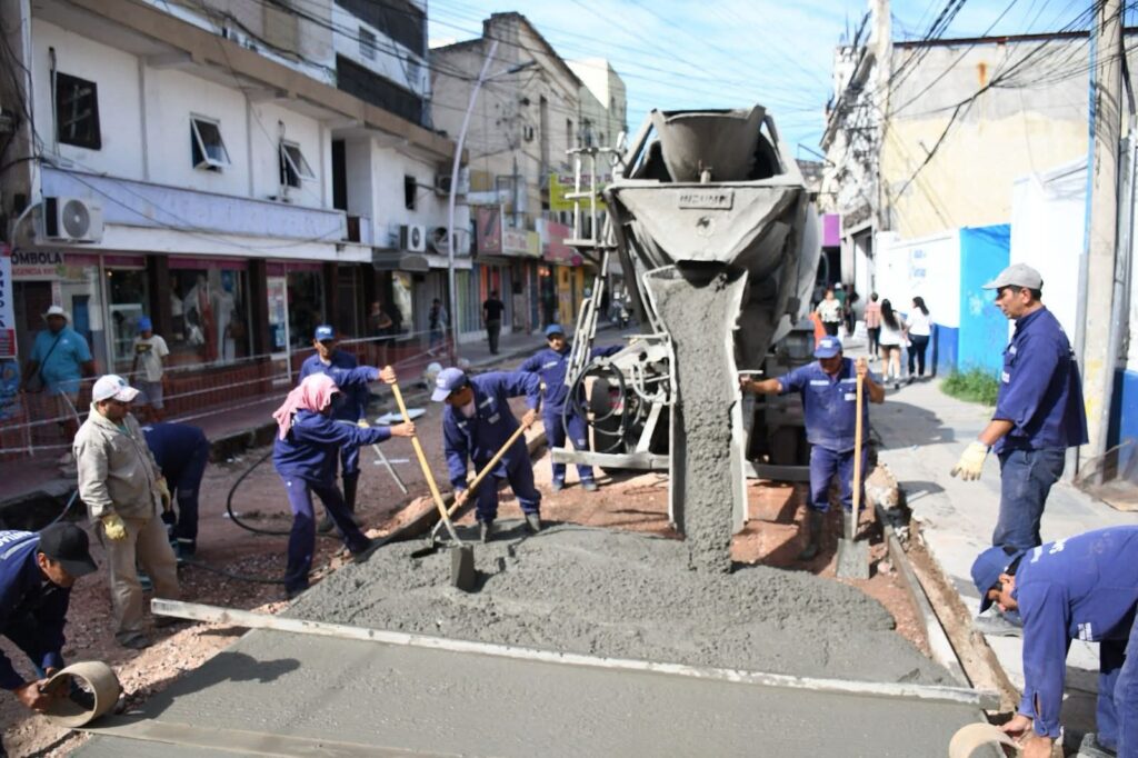Inició la reconstrucción del pavimento de calle Pellegrini