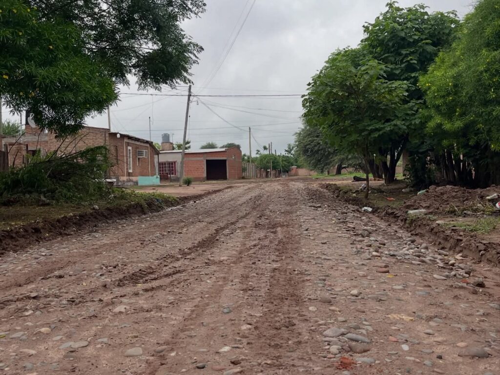 Monte Quemado: Avanzan los trabajos de enripiado en calles del barrio Porvenir