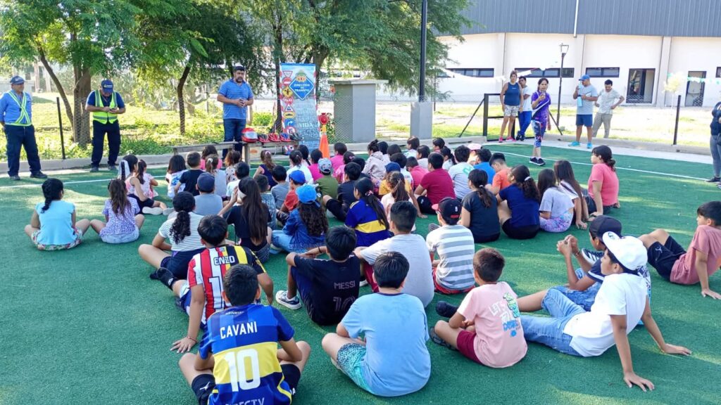 Fernández refuerza la educación vial con charlas para niños en la Colonia de Vacaciones Fernández refuerza la educación vial con charlas para niños en la Colonia de Vacaciones