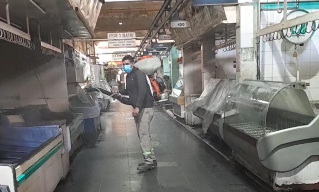 Operativo de fumigación y desinfección integral en el Mercado Unión de La Banda