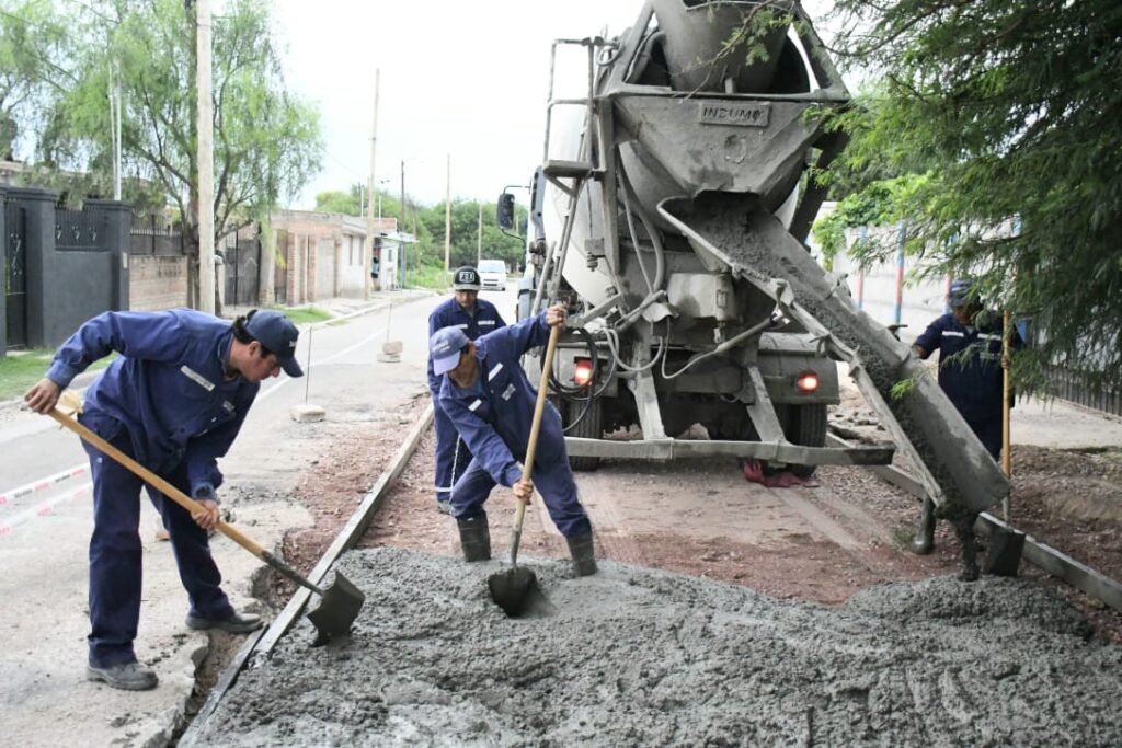Reparan el pavimento dañado por el calor en calle Diaguitas