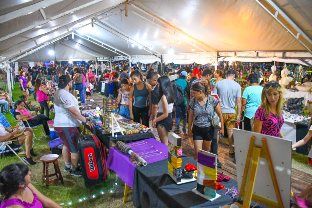 Destacan la participación de numerosos artesanos en la feria de Santiago es Tu Río