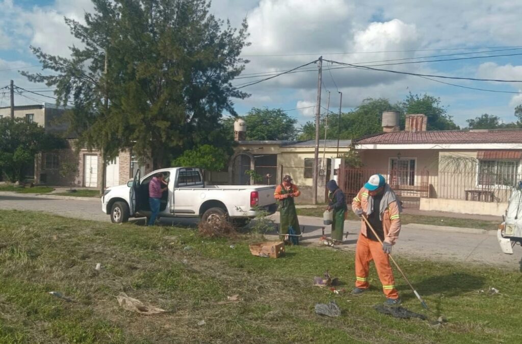 Desmalezamiento de espacios verdes en los barrios Reconquista e Independencia